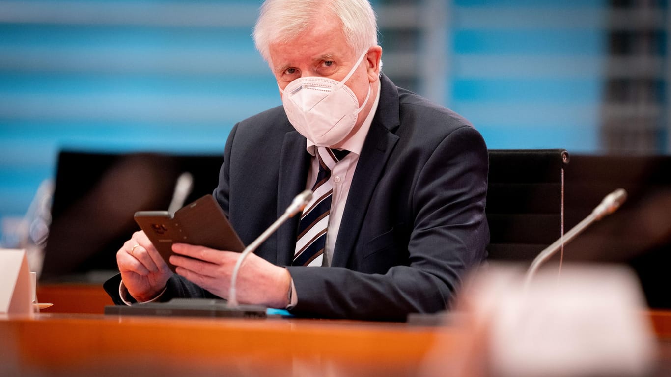 Bundesinnenminister Horst Seehofer: Er hat eine rechtsextreme Vereinigung verbieten lassen. Bundesinnenminister Horst Seehofer: Er hat eine rechtsextreme Vereinigung verbieten lassen.