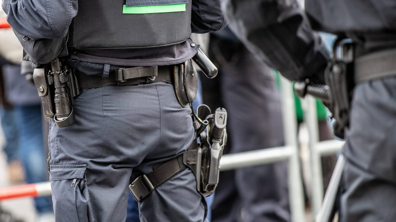 Ein Beamter der Berliner Polizei (Symbolbild): In Berlin-Kreuzberg ist ein Streit unter Familienclans wohl eskaliert.