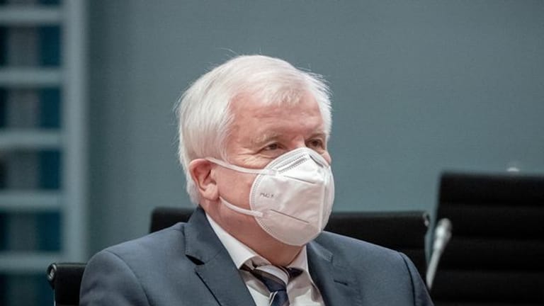 Bundesinnenminister Horst Seehofer verbietet die Neonazi-Gruppe "Wolfsbrigade 44".