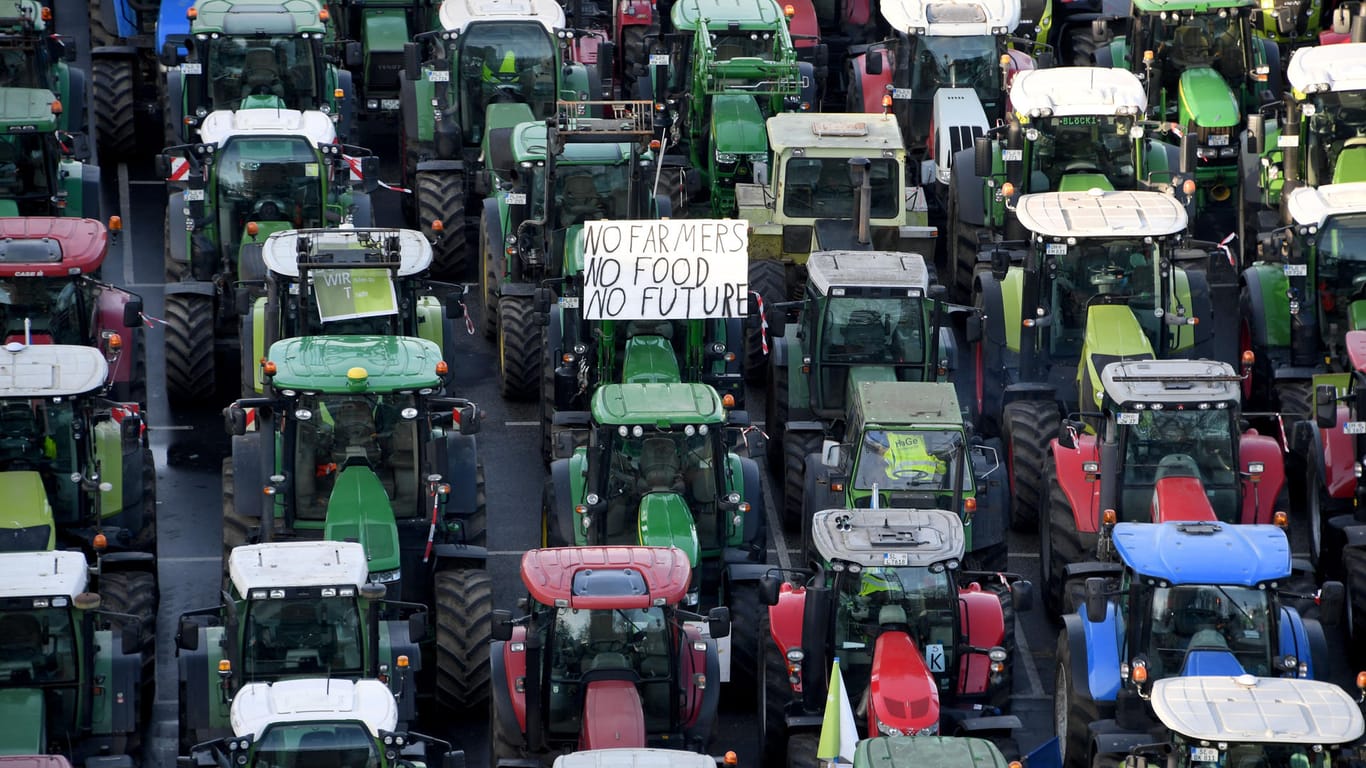 Landwirte protestieren gegen Agrarpolitik der Bundesregierung (Archivbild): In Kiel haben Bauern mit 50 Treckern vor einem Logistikzentrum demonstriert.
