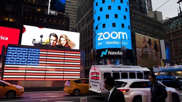 Für das laufende Quartal rechnet Zoom mit Erlösen zwischen 806 bis 811 Millionen Dollar. Für das laufende Quartal rechnet Zoom mit Erlösen zwischen 806 bis 811 Millionen Dollar.