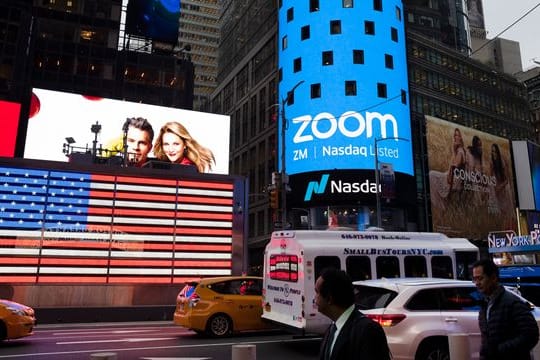 Für das laufende Quartal rechnet Zoom mit Erlösen zwischen 806 bis 811 Millionen Dollar.