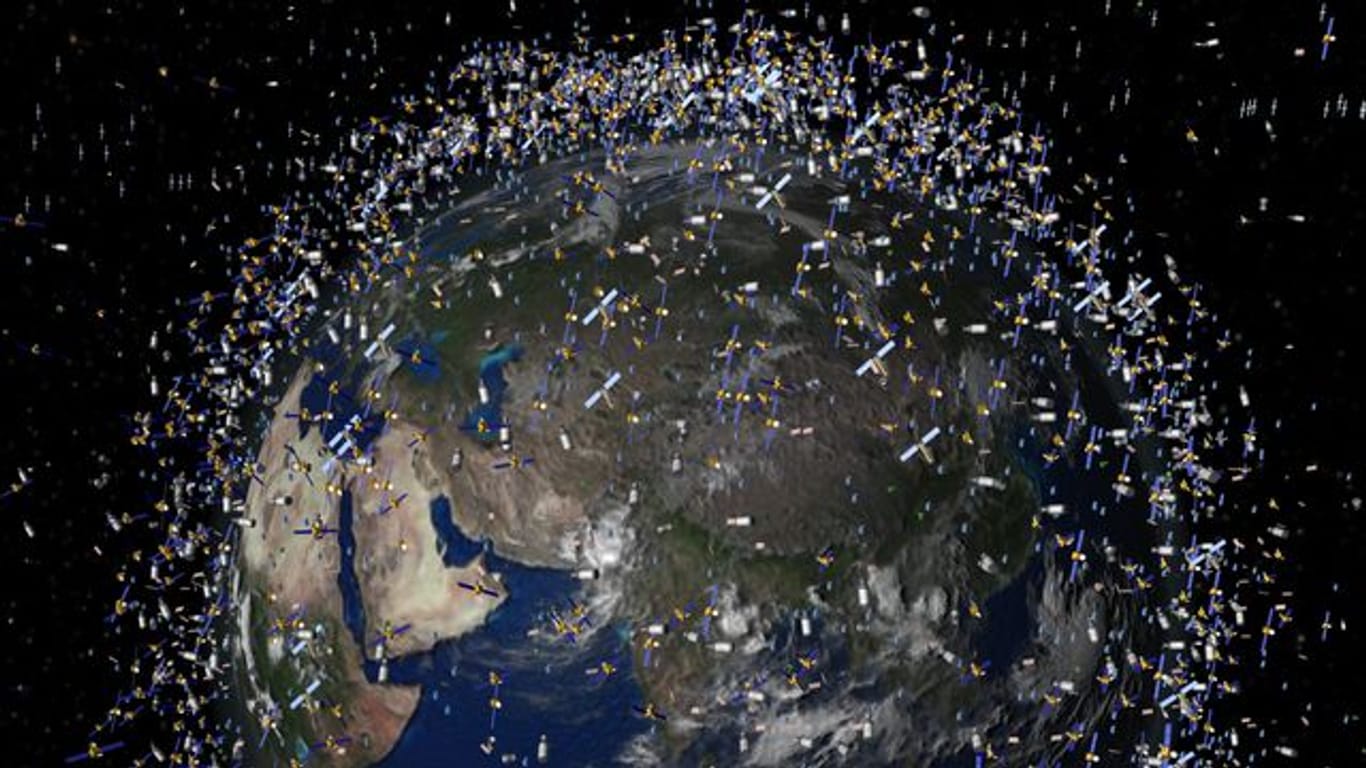Das computergenerierte Bild der European Space Agency (ESA) zeigt Weltraummüll früherer Weltraummissionen, der neben intakten Satelliten um die Erde kreist.