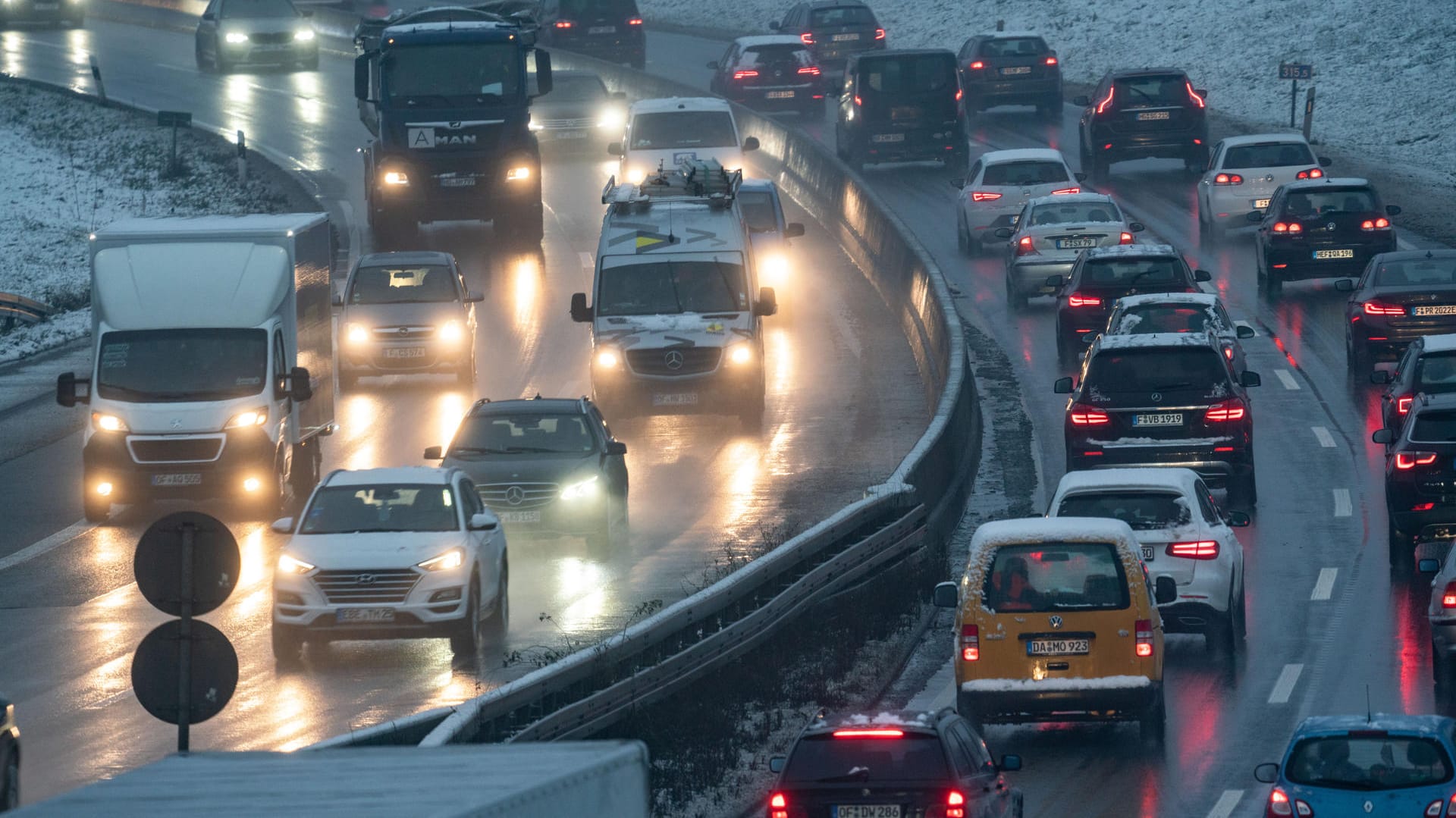 Schnee und Glätte haben den Verkehr, wie hier auf der A661 in Frankfurt am Main, erheblich beeinträchtigt.