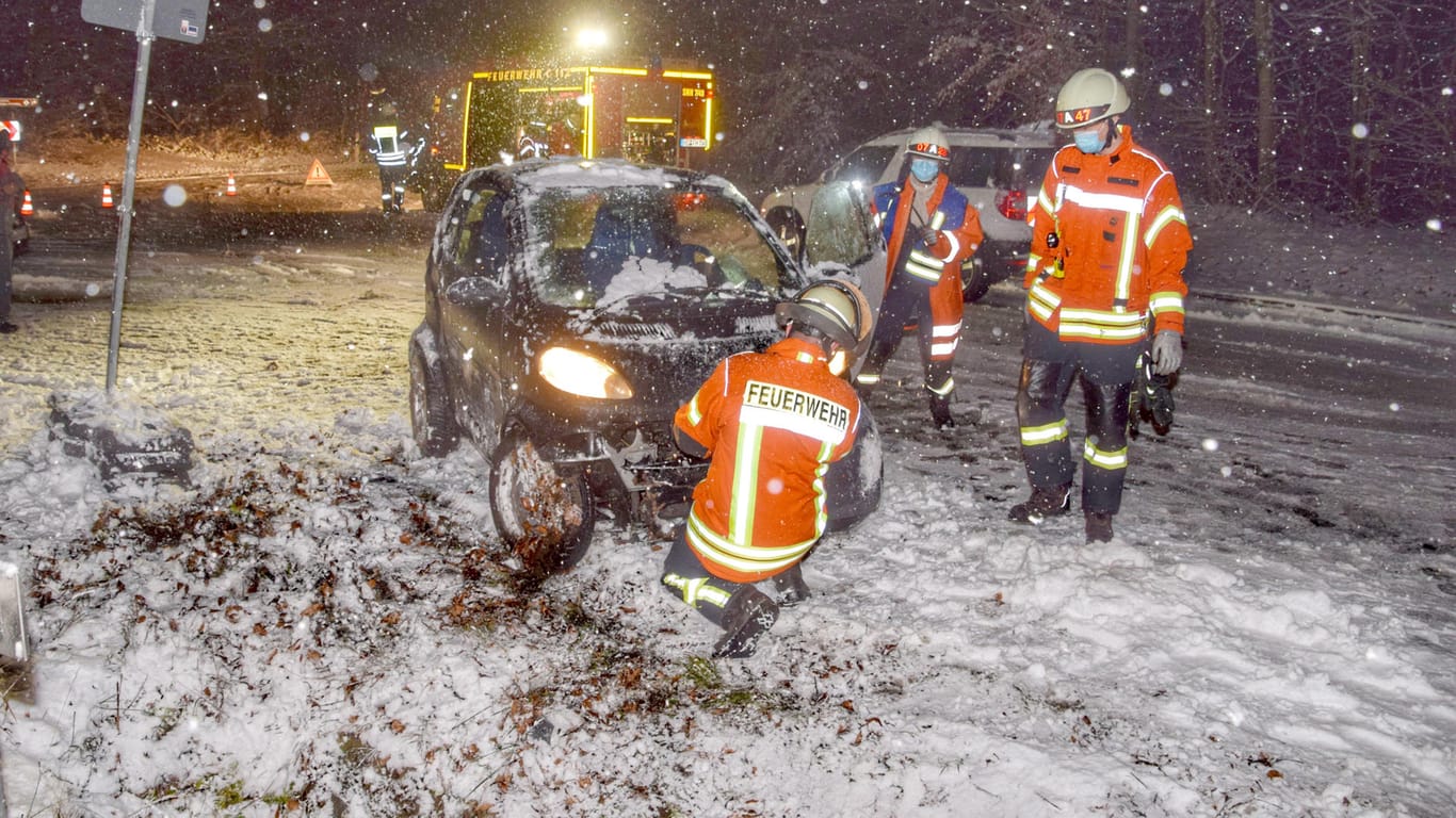 Unfall nahe Sinsheim in Baden-Württemberg: Ein Auto ist bei starkem Schneefall von der Straße abgekommen.