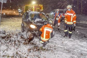 Unfall nahe Sinsheim in Baden-Württemberg: Ein Auto ist bei starkem Schneefall von der Straße abgekommen.