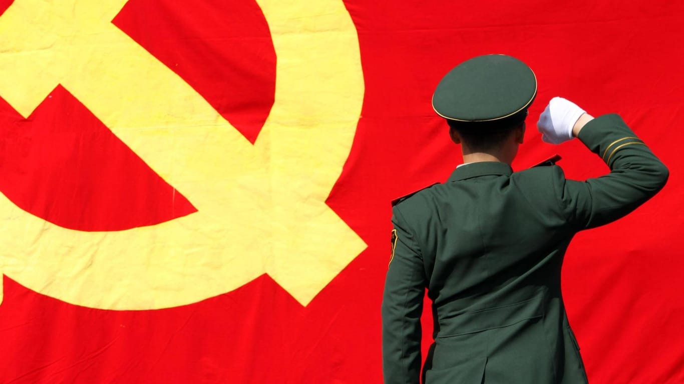 Chinesischer Soldat vor chinesischer Flagge: Das sogenannte "Sicherheitsgesetz" bedroht nicht nur Hongkong.