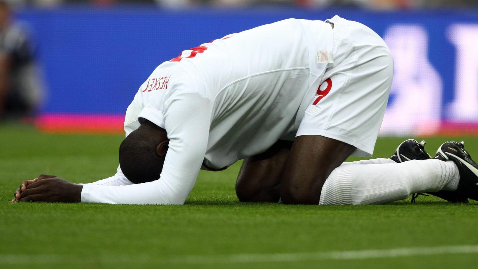 Emile Heskey: Der frühere Premier-League-Profi hat über die Probleme von Fußballern nach der aktiven Karriere gesprochen und will heutige Fußballer unterstützen.