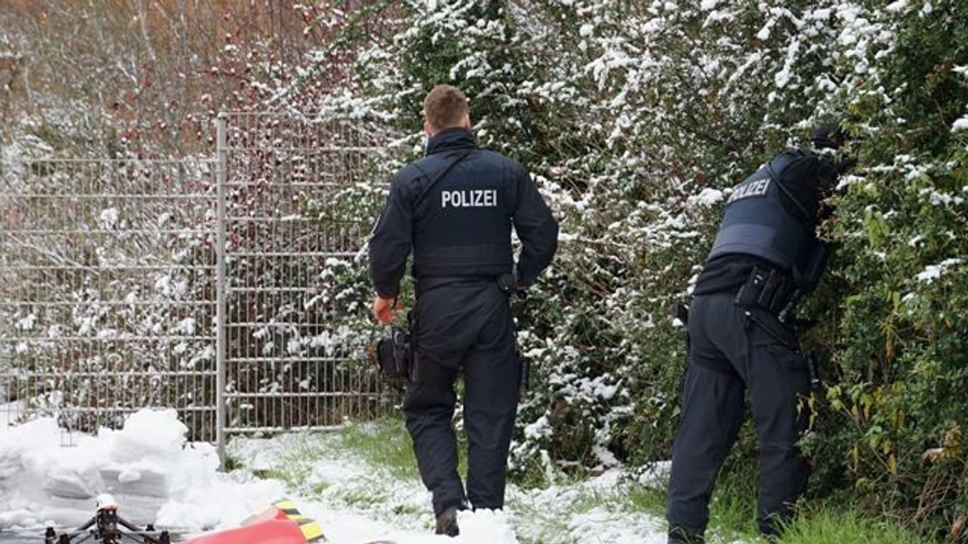 Polizisten suchen in Fulda nach der verschwundenen Zweijährigen.