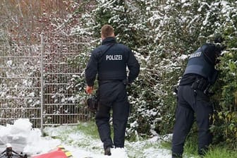 Polizisten suchen in Fulda nach der verschwundenen Zweijährigen.