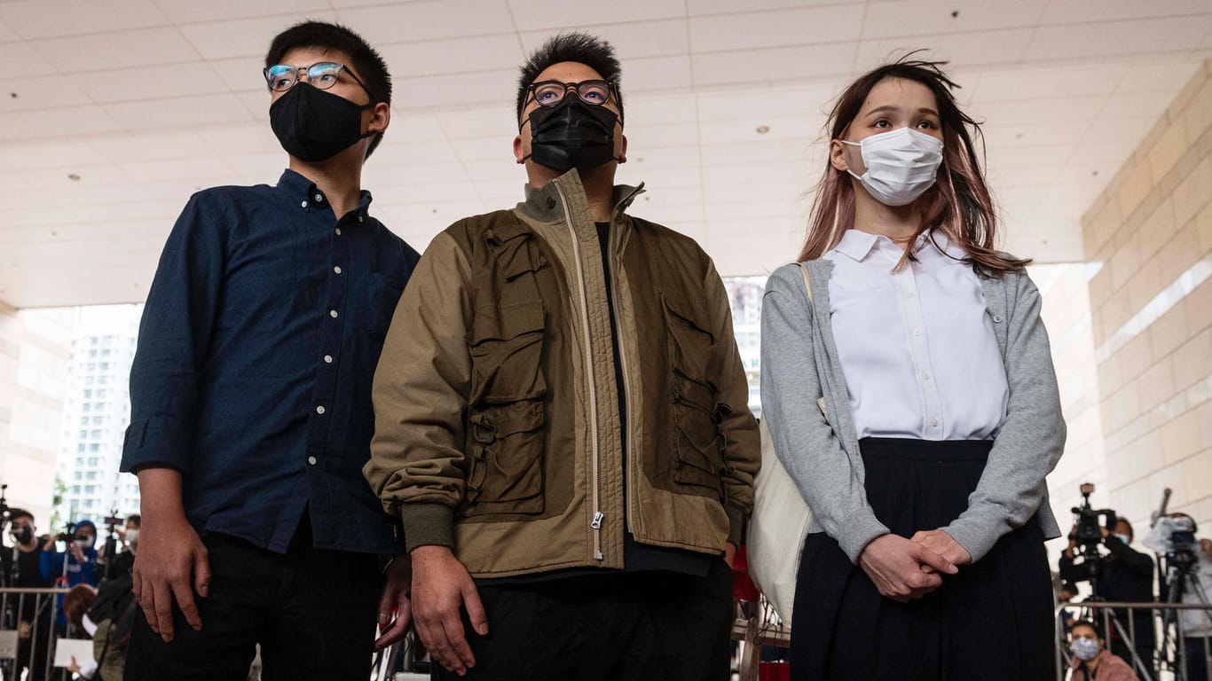 Die Demokratie-Aktivisten Joshua Wong, Ivan Lam und Agnes Chow (v.l.): Ihnen drohen jahrelange Haftstrafen.