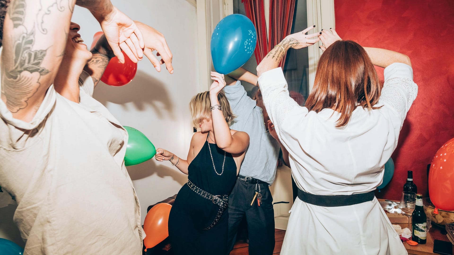 Eine Gruppe junger Leute feiert in einer Wohnung ohne Maske und Abstand (Symbolbild): In Essen hat die Polizei eine Party mit 50 Jugendlichen aufgelöst. Eine Gruppe junger Leute feiert in einer Wohnung ohne Maske und Abstand (Symbolbild): In Essen hat die Polizei eine Party mit 50 Jugendlichen aufgelöst.