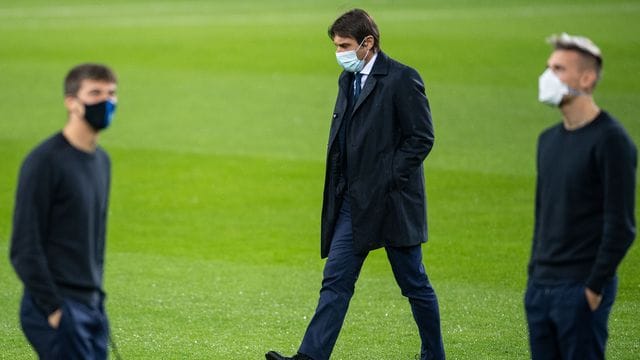 Die Inter-Spieler und Coach Antonio Conte (M) wurden in Mönchengladbach in ihrer Nachtruhe gestört.