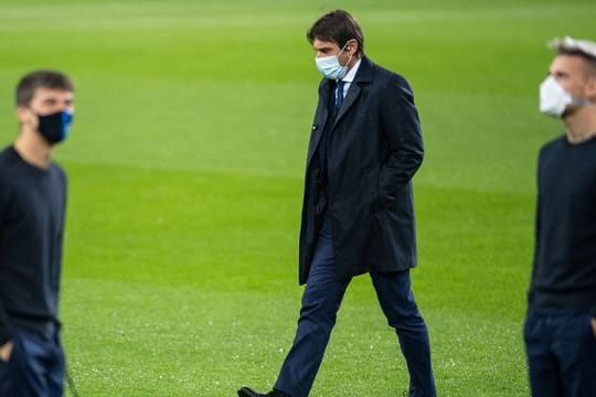 Die Inter-Spieler und Coach Antonio Conte (M) wurden in Mönchengladbach in ihrer Nachtruhe gestört.