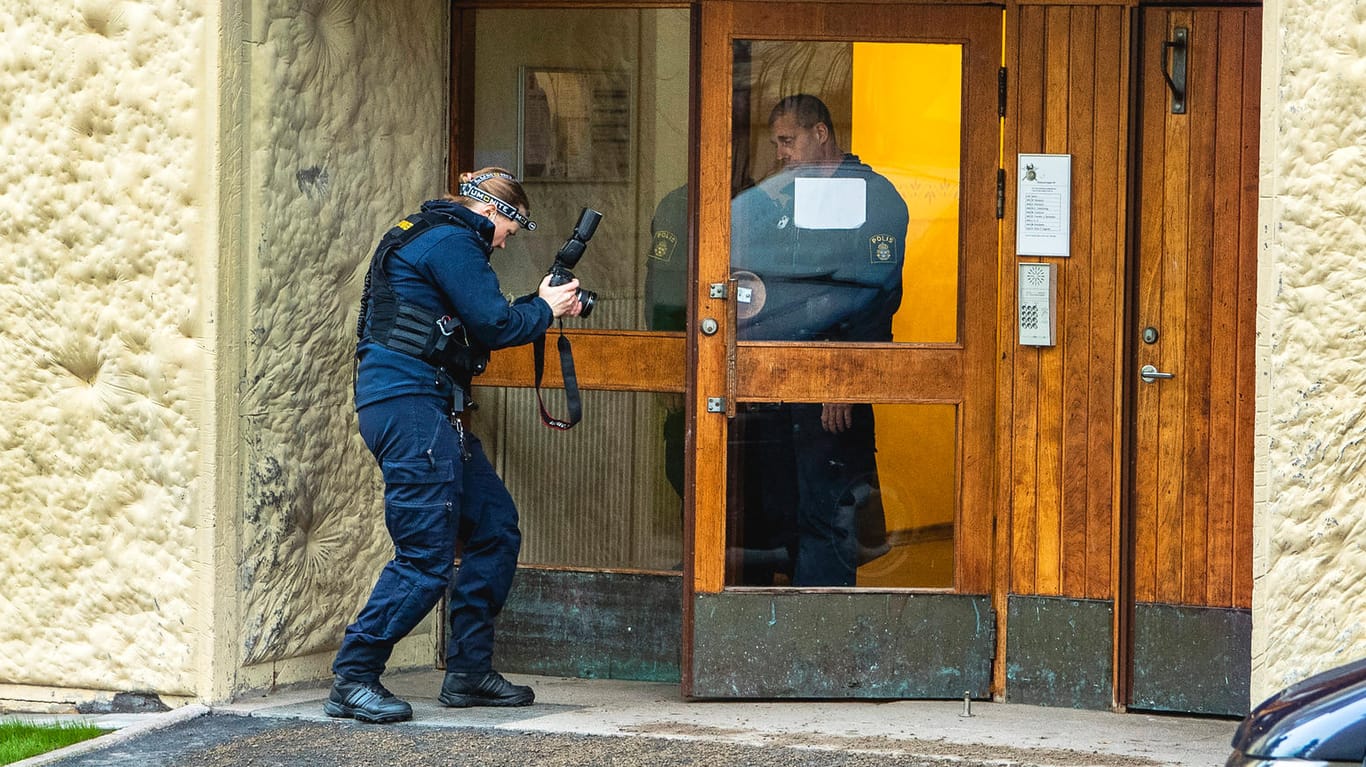 Ermittler untersuchen das Gebäude in Stockholm, in dem sich die Wohnung der Verdächtigen befindet: Sie soll ihren Sohn jahrzehntelang gefangen gehalten haben.
