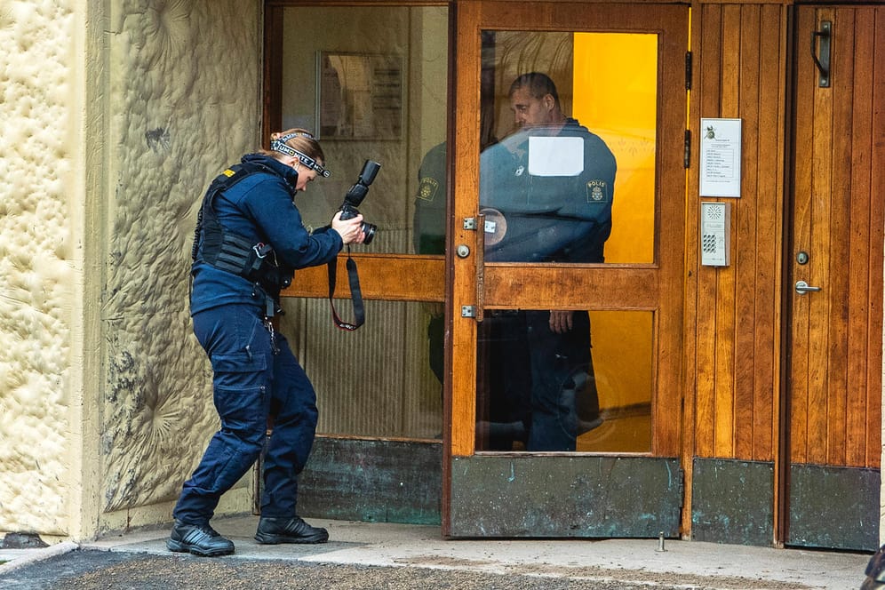 Ermittler untersuchen das Gebäude in Stockholm, in dem sich die Wohnung der Verdächtigen befindet: Sie soll ihren Sohn jahrzehntelang gefangen gehalten haben.