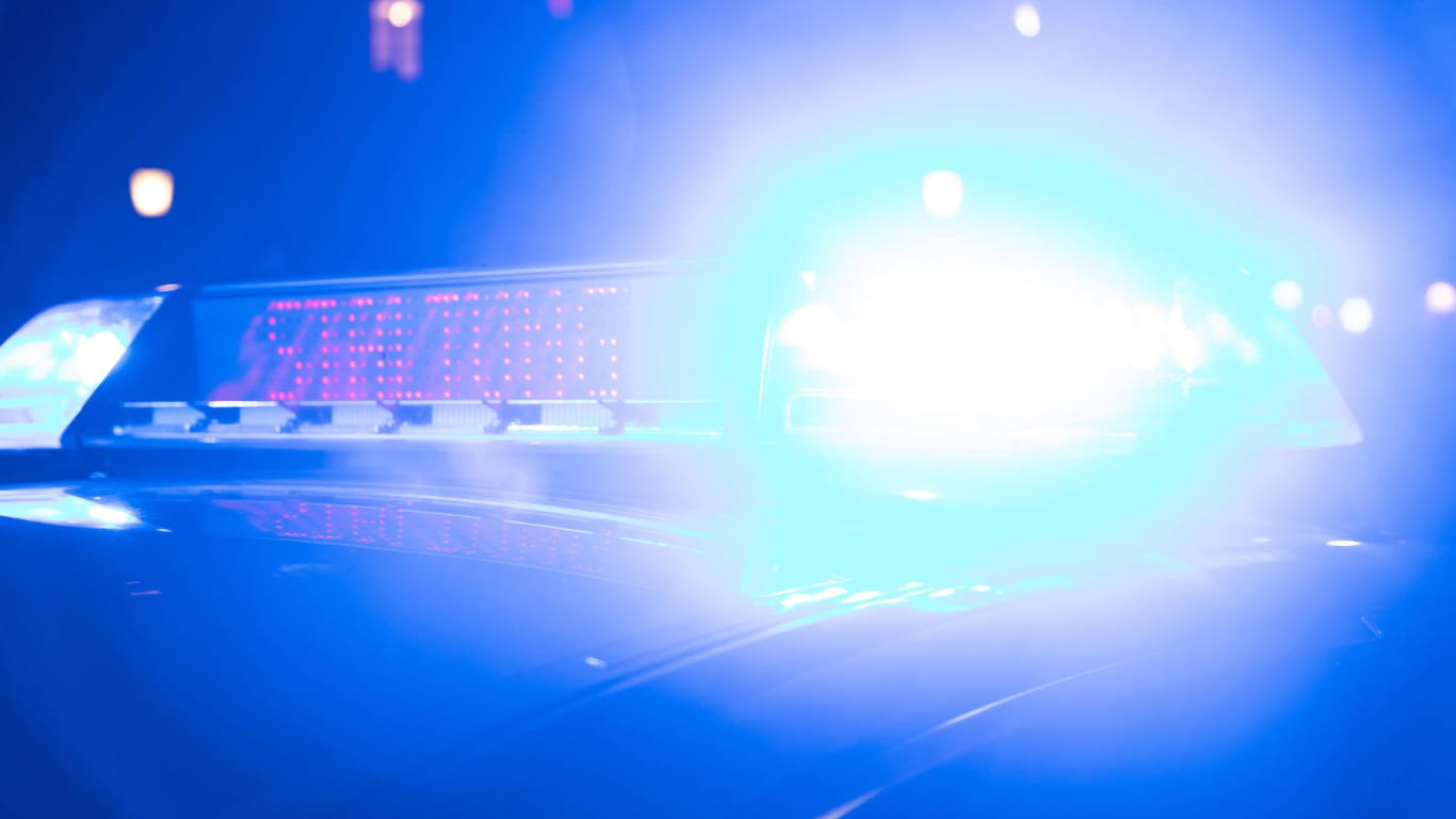 Polizeiwagen mit Blaulicht im Einsatz (Symbolbild): In Bielefeld ist ein Streit um eine Tüte Chips eskaliert.