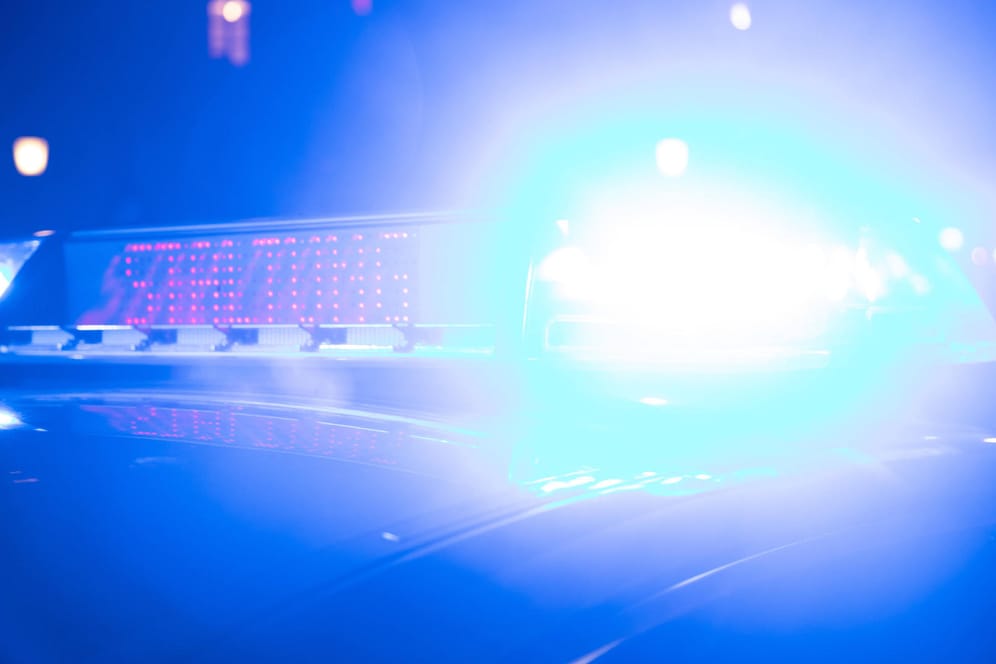 Polizeiwagen mit Blaulicht im Einsatz (Symbolbild): In Bielefeld ist ein Streit um eine Tüte Chips eskaliert.