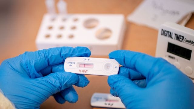 Laut dem Gesundheitsminister Jens Spahn sollen Corona-Schnelltests vorrangig in Pflegeheimen, Kliniken, Arztpraxen und Schulen eingesetzt werden. Laut dem Gesundheitsminister Jens Spahn sollen Corona-Schnelltests vorrangig in Pflegeheimen, Kliniken, Arztpraxen und Schulen eingesetzt werden.