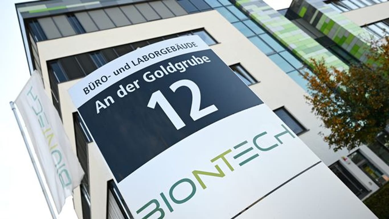 Das Logo des Biotechnologie-Unternehmens "BioNTech" ist an einer Stele vor der Unternehmenszentrale angebracht.