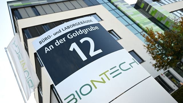 Das Logo des Biotechnologie-Unternehmens "BioNTech" ist an einer Stele vor der Unternehmenszentrale angebracht.