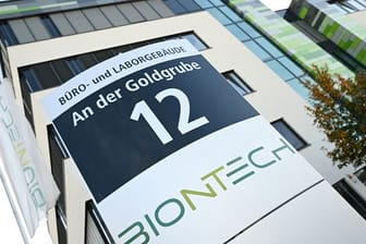 Das Logo des Biotechnologie-Unternehmens "BioNTech" ist an einer Stele vor der Unternehmenszentrale angebracht.