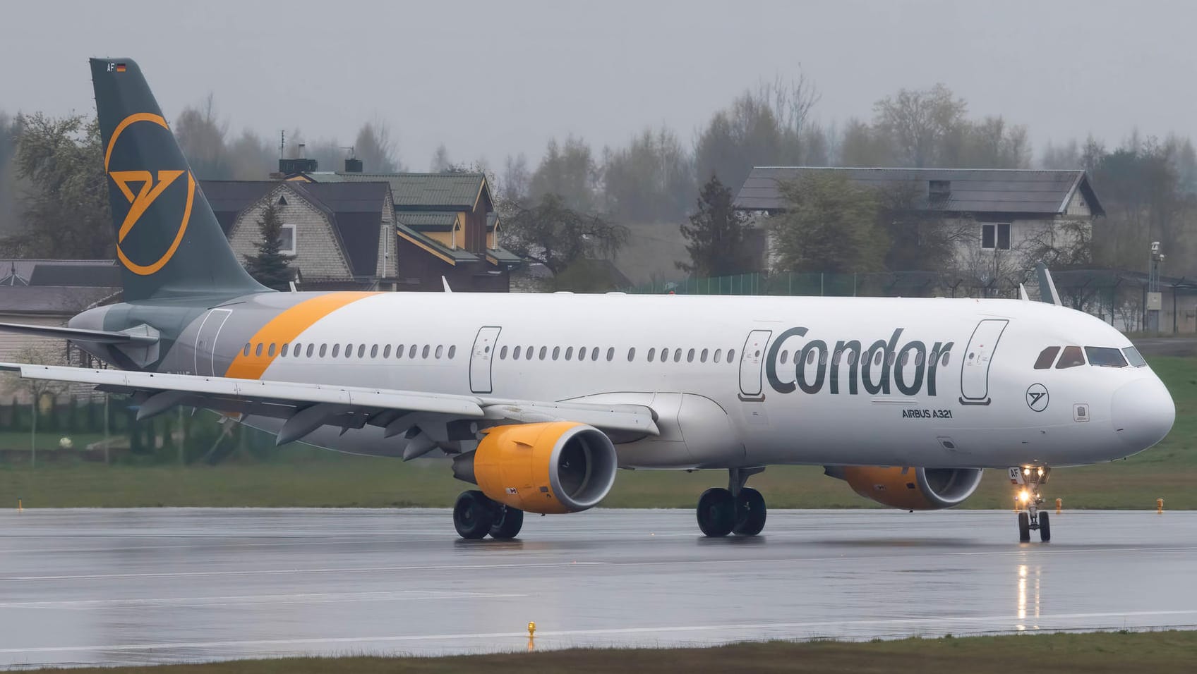 Condor-Jet auf dem Flughafen Vilnius: Die Airline hat den Schutzschirm verlassen.