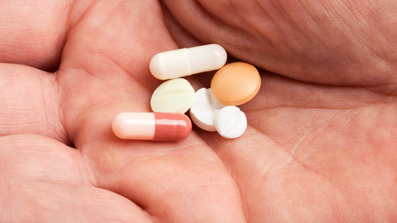 Pillen,Tabletten und Kapseln liegen in einer Hand. Cholesterinsenkende Medikamente stehen bei vielen Patienten in einem schlechten Ruf. Zu Unrecht, sagen Experten.