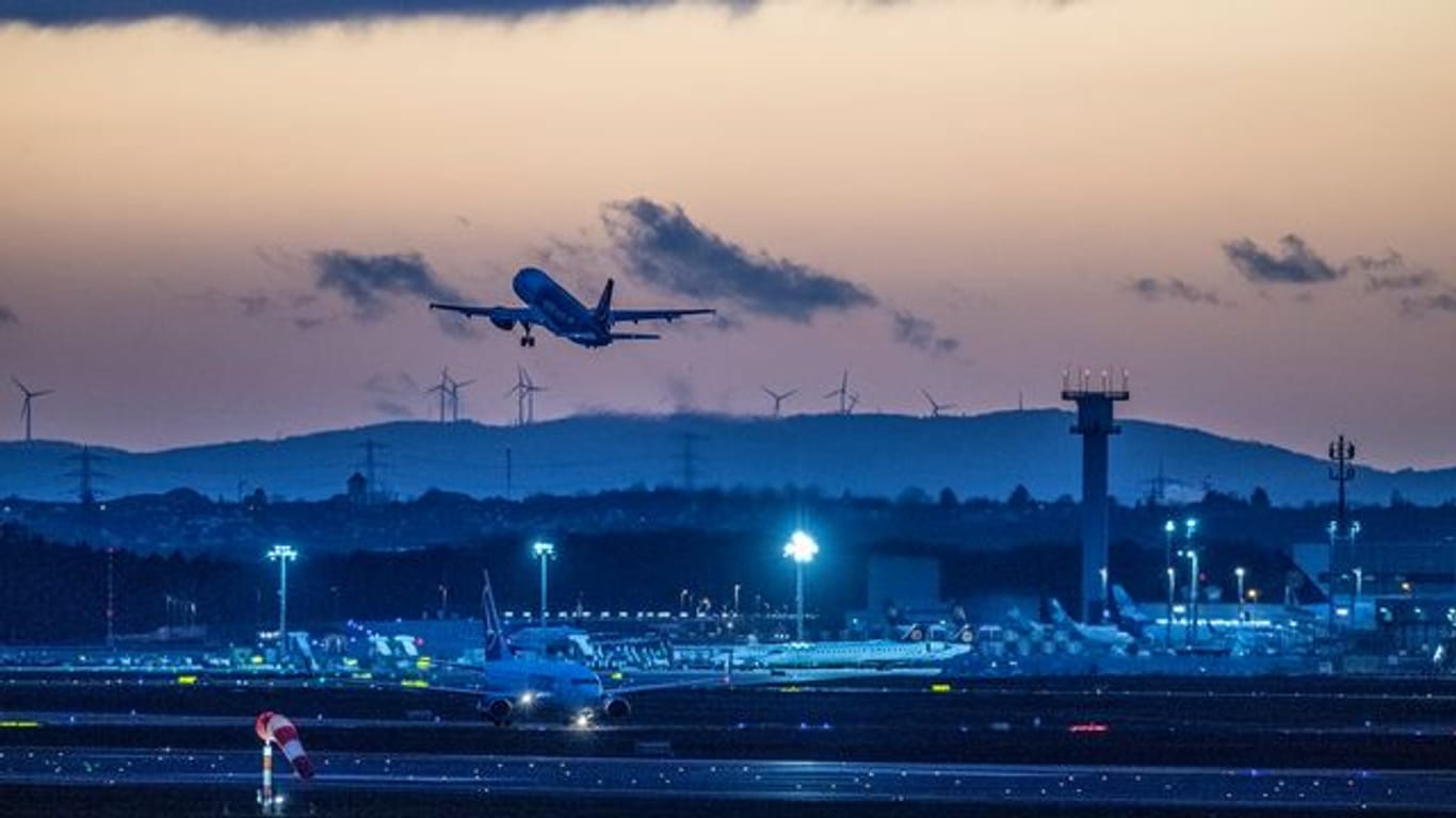 Eine Passagiermaschine startet nach Sonnenuntergang vom Flughafen Frankfurt (Archivbild): Der Flughafen legt eine Landebahn vorübergehend still.