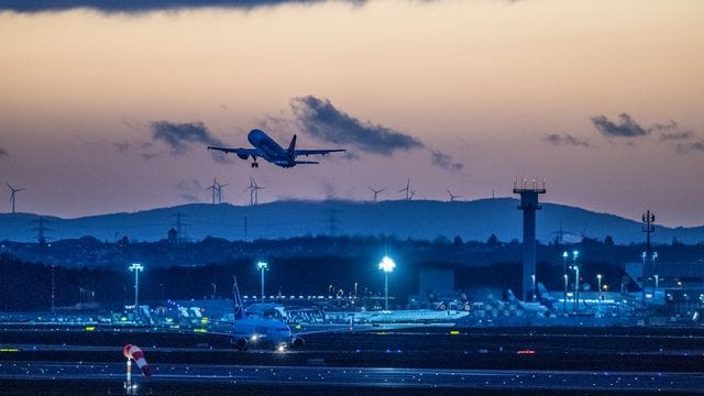 Eine Passagiermaschine startet nach Sonnenuntergang vom Flughafen Frankfurt (Archivbild): Der Flughafen legt eine Landebahn vorübergehend still. Eine Passagiermaschine startet nach Sonnenuntergang vom Flughafen Frankfurt (Archivbild): Der Flughafen legt eine Landebahn vorübergehend still.