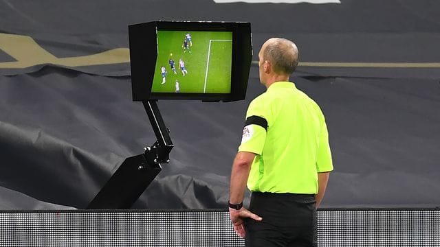 Der Video-Assistent kommt bei der Königsklassen-Partie zwischen Sevilla und Chelsea zum Einsatz.