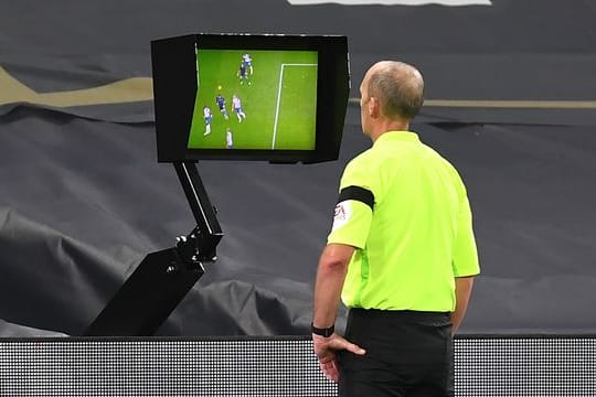 Der Video-Assistent kommt bei der Königsklassen-Partie zwischen Sevilla und Chelsea zum Einsatz.