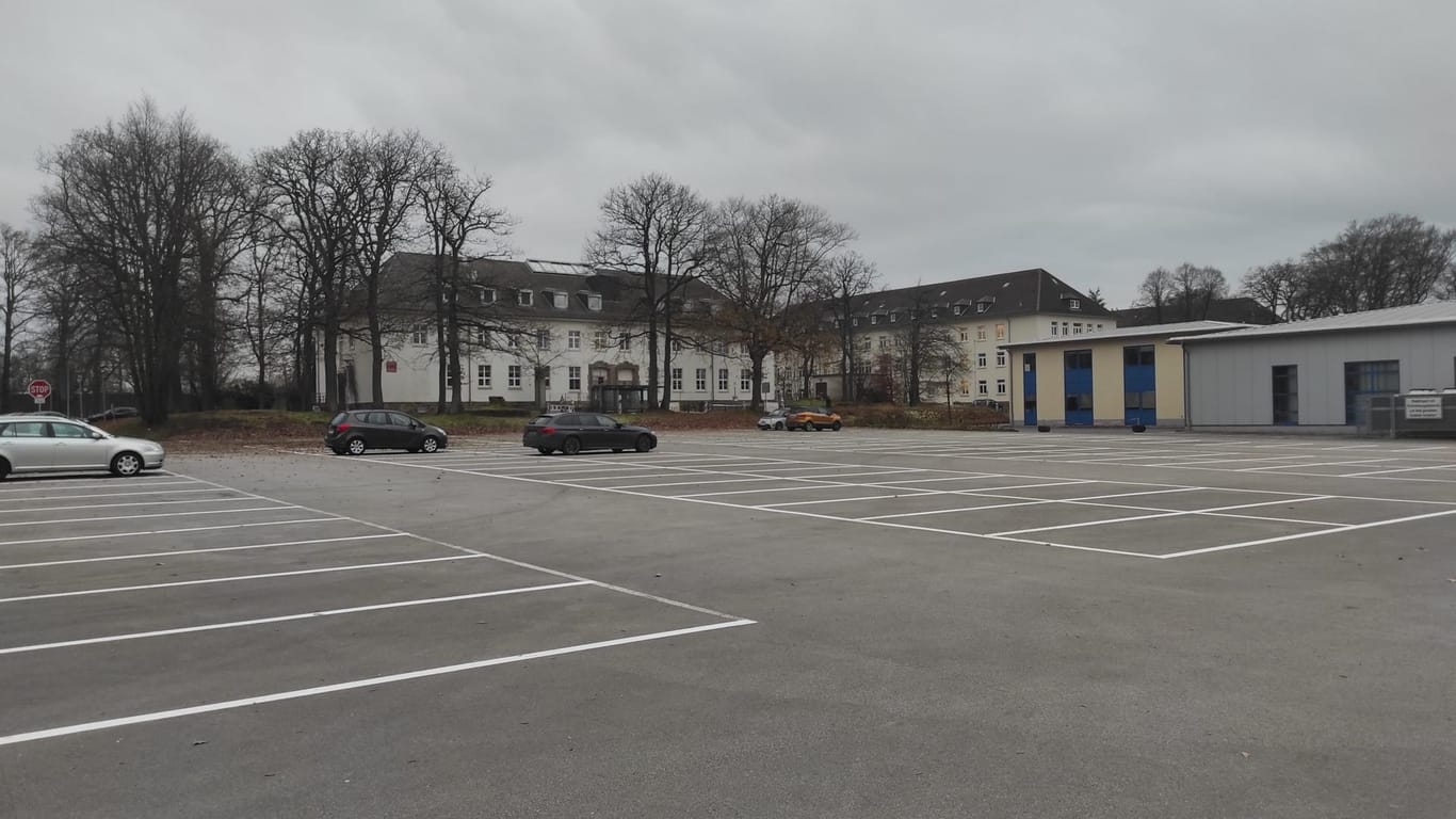 Blick auf den Parkplatz des Campus in Freudenberg: Auf dem Parkplatz soll eine große Zeltlandschaft als Impfzentrum entstehen.