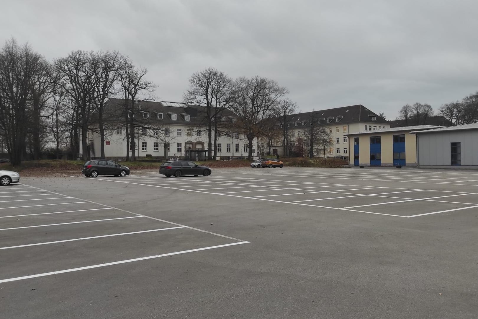 Blick auf den Parkplatz des Campus in Freudenberg: Auf dem Parkplatz soll eine große Zeltlandschaft als Impfzentrum entstehen.