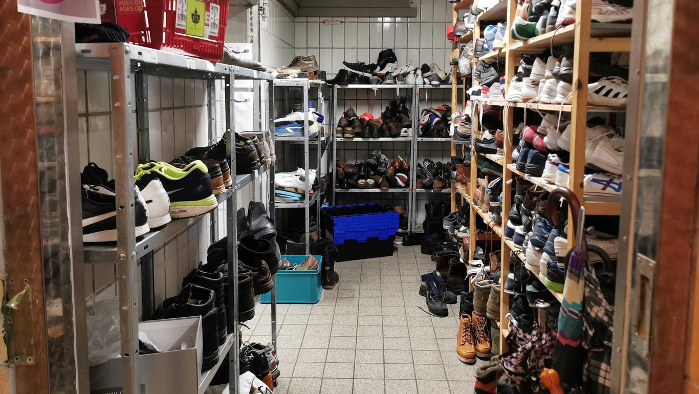 Die Kleiderkammer der Berliner Stadtmission: Dringend gebraucht werden kleine bis normale Männergrößen. Ob Schuhe, Hosen, Jacken oder Pullover – Normalgrößen sind bei den Spenden rar.