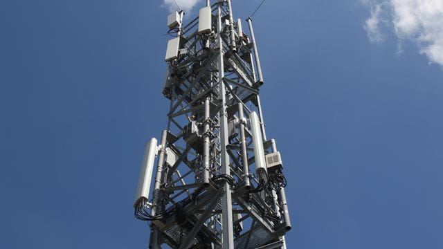 Ein Mobilfunkmast im Berliner Stadtteil Schmöckwitz in der Nähe des Hauptstadtflughafens BER.