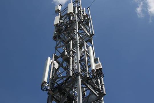Ein Mobilfunkmast im Berliner Stadtteil Schmöckwitz in der Nähe des Hauptstadtflughafens BER.