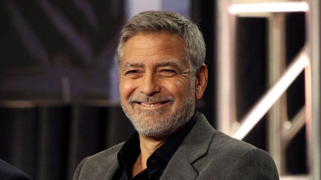 George Clooney spielt in "The Midnight Sky", in dem er auch Regie führte, einen älteren Forscher mit grauem Vollbart.