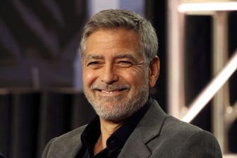 George Clooney spielt in "The Midnight Sky", in dem er auch Regie führte, einen älteren Forscher mit grauem Vollbart.