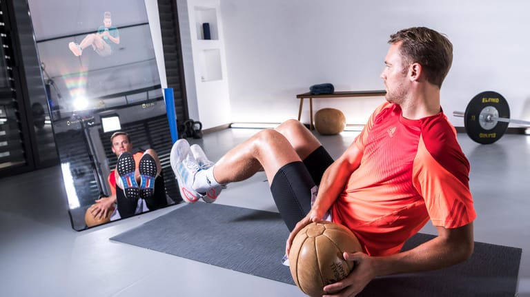 Der Fitnessspiegel: Mit diesem Gerät trainiert Manuel Neuer auch zu Hause.
