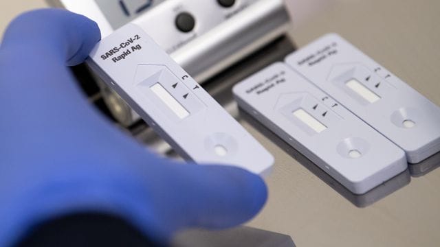 Corona-Schnelltests gehören in die Hände von Fachpersonal.