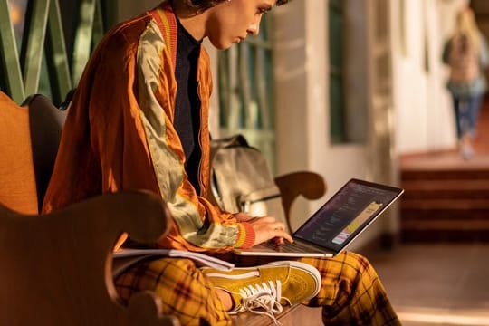 Steckdose war gestern: Das neue Macbook Pro mit M1-Prozessor hält je nach Displayhelligkeit ungefähr zwischen 10 und 28 Stunden mit einer Akkuladung durch.