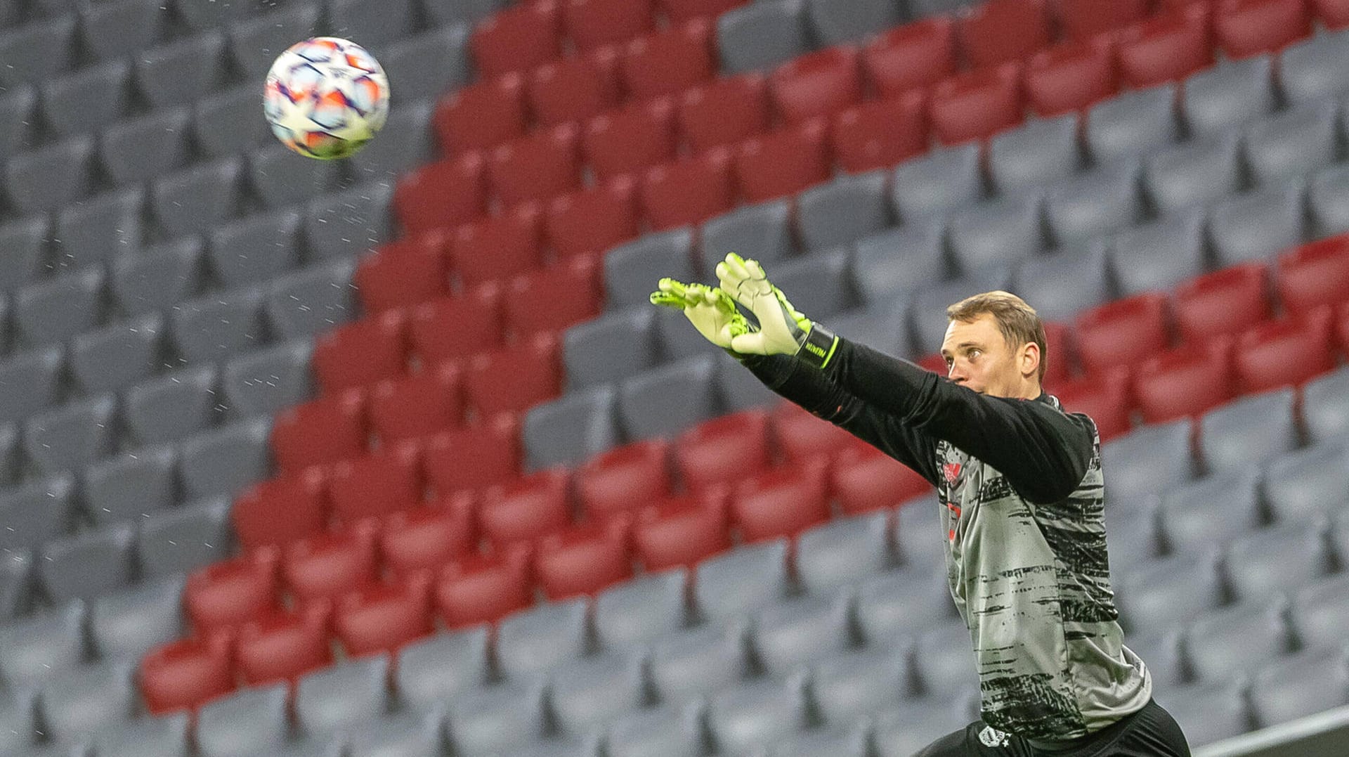 Aufgrund der Corona-Pandemie: Manuel Neuer wärmt sich für eine Champions-League-Partie vor leeren Rängen in der Allianz Arena auf.