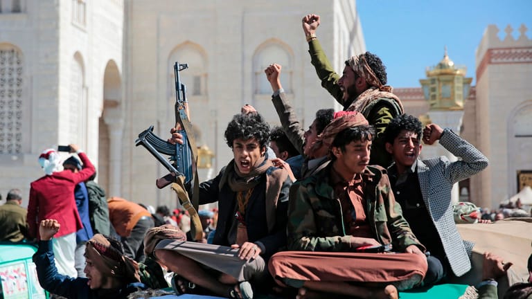 Jemen: Huthi-Rebellen rufen politische Parolen.