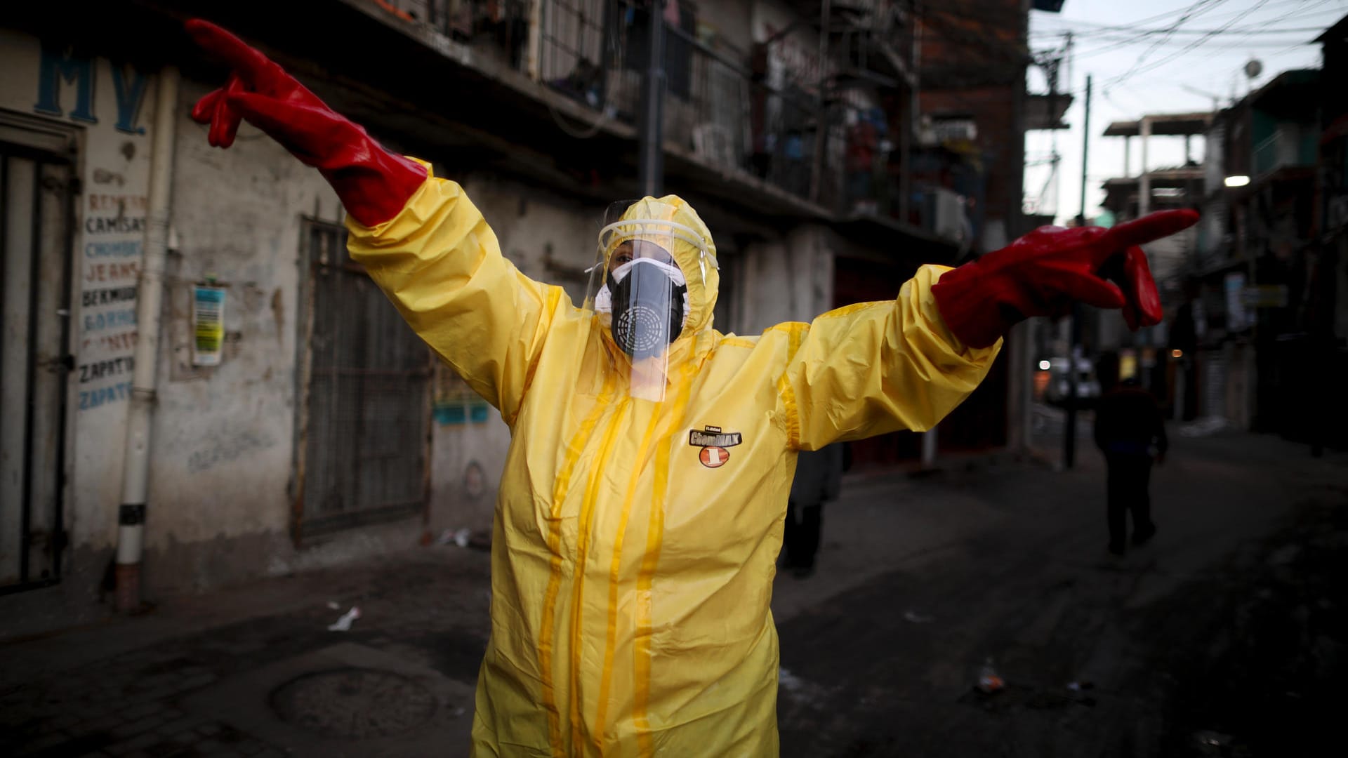 Desinfektionsaktion in einem Armenviertel von Buenos Aires: "Die Ergebnisse von Jahrzehnte langer Entwicklung sind durch das Coronavirus umgestoßen worden." Desinfektionsaktion in einem Armenviertel von Buenos Aires: "Die Ergebnisse von Jahrzehnte langer Entwicklung sind durch das Coronavirus umgestoßen worden."