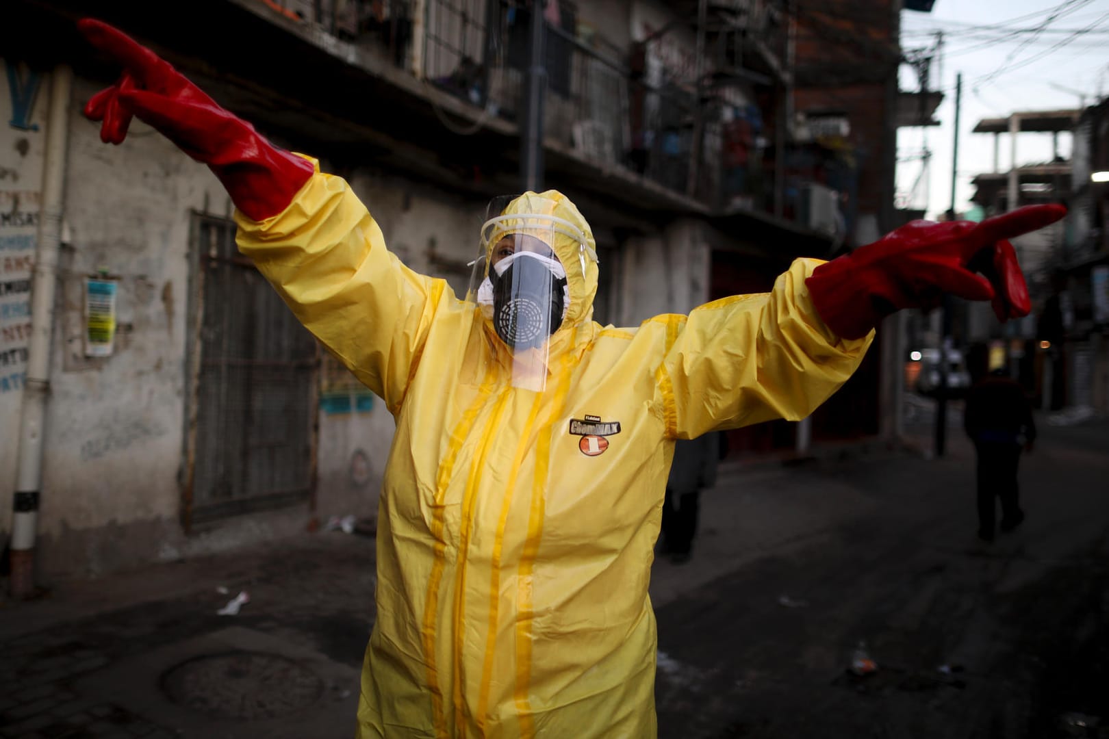 Desinfektionsaktion in einem Armenviertel von Buenos Aires: "Die Ergebnisse von Jahrzehnte langer Entwicklung sind durch das Coronavirus umgestoßen worden."