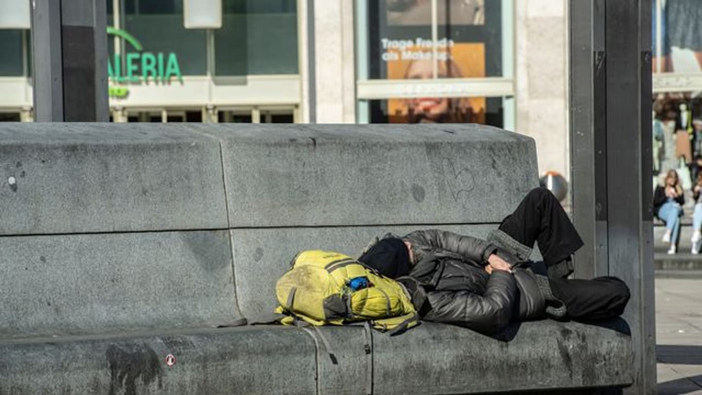 Ein Obdachloser liegt auf einer Bank (Symbolbild): Dank einer Spende des Unternehmens Reemtsma können 60 Obachlose in Hotels untergebracht werden.