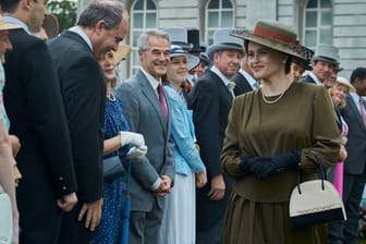 Prinzessin Margaret (Helena Bonham Carter) im Moor Park in einer Szene der vierten Staffel der Netflix-Serie "The Crown".