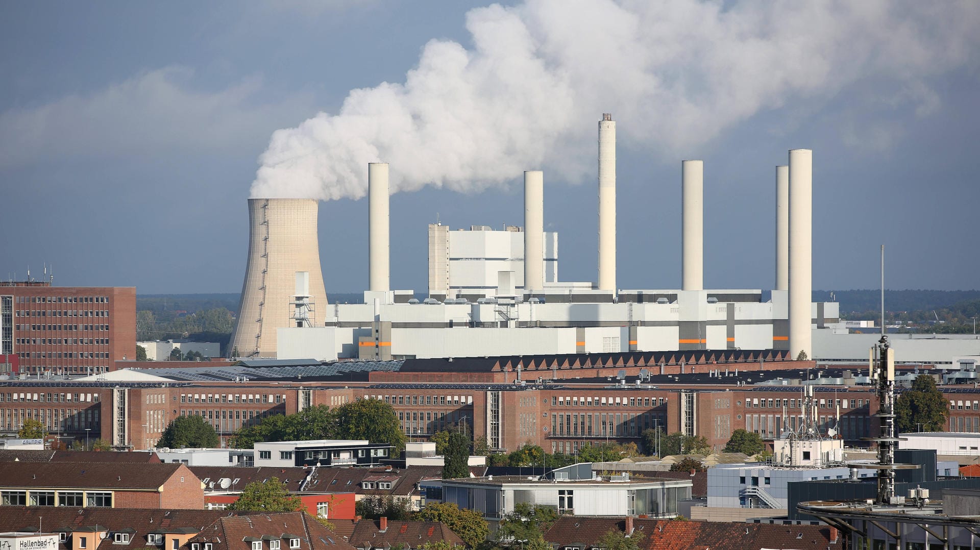 Blick auf Volkswagen-Werk in Wolfsburg: Beim Städteranking konnte Wolfsburg etwa durch seine Wirtschaftskraft und Nachhaltigkeitsbestrebungen punkten.