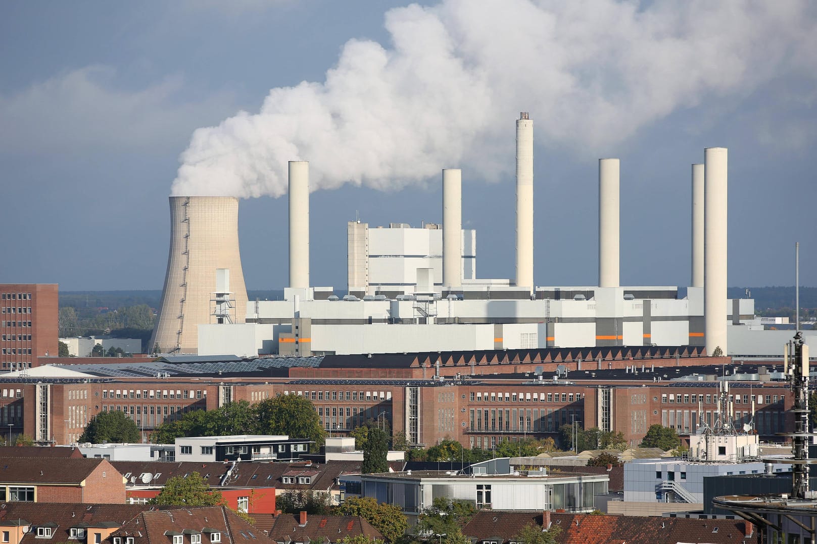 Blick auf Volkswagen-Werk in Wolfsburg: Beim Städteranking konnte Wolfsburg etwa durch seine Wirtschaftskraft und Nachhaltigkeitsbestrebungen punkten.